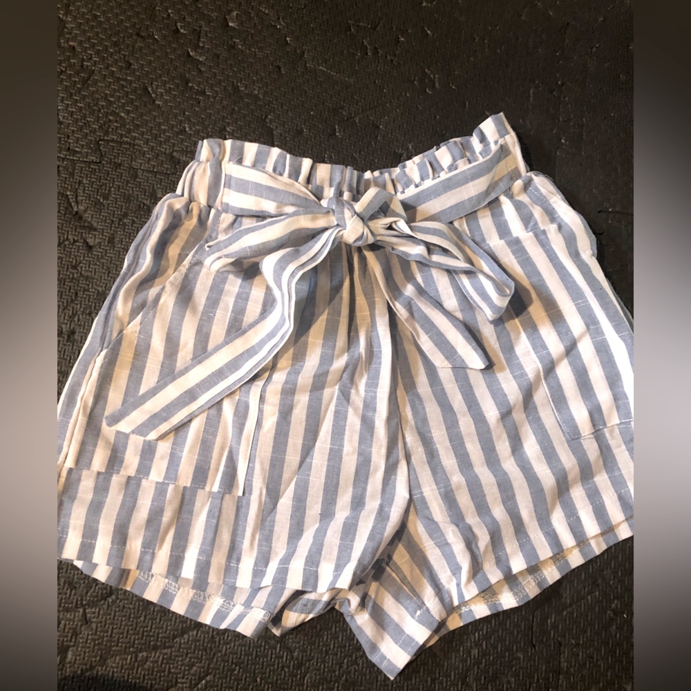 Very cute linen striped shorts with fabric belt, has pockets.
